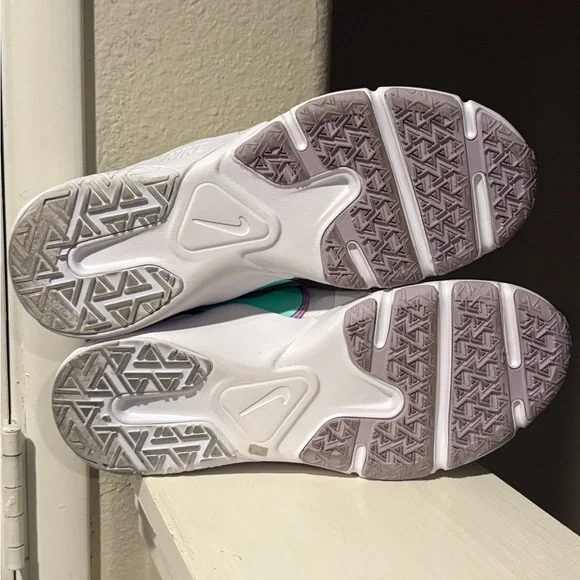 Wmns Nike Legend Essential 2 / White Green Glow  / CQ9545 100 / Great Shape Sz 8 - Picture 8 of 9